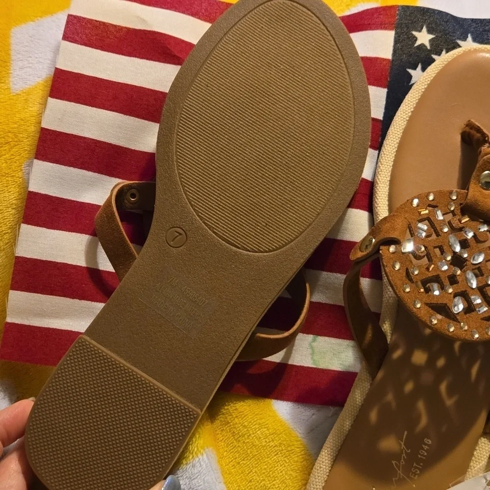 ❣️NWT❣️Catos Women's Brown Rhinestone Medalion Sandals Sz 7🩴🏖